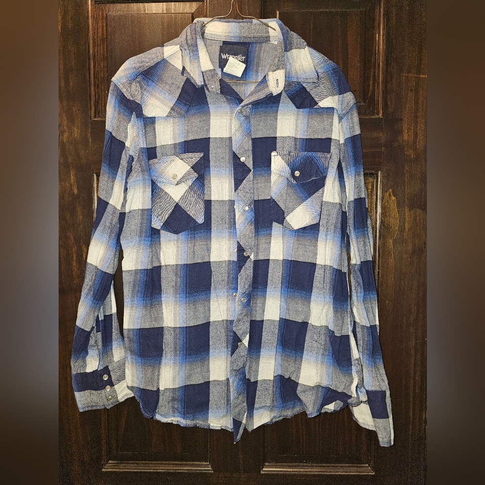 Wrangler Blue and White Casual Button Down Shirt